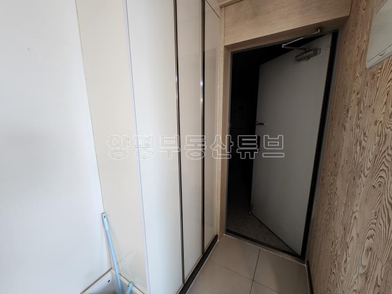 (1.5룸월세) 강조망이 시원한 로얄호수라인 월세입니다_12