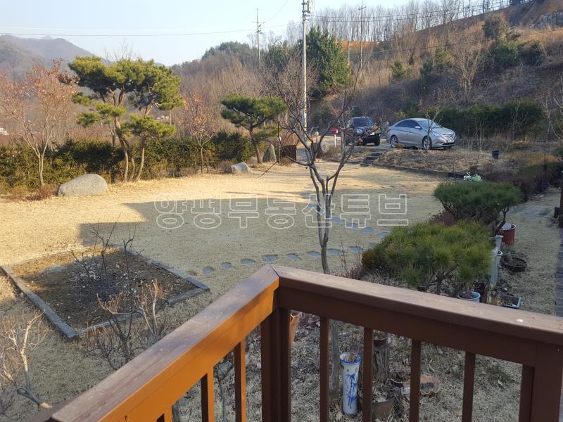 나즈막한 평지에 전망이 탁트인 계곡접한 전원주택입니다._4