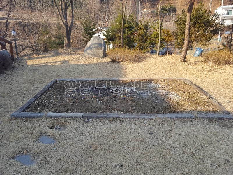 나즈막한 평지에 전망이 탁트인 계곡접한 전원주택입니다._7