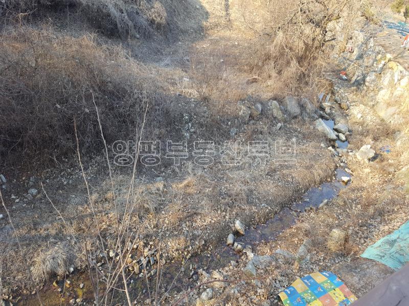 나즈막한 평지에 전망이 탁트인 계곡접한 전원주택입니다._9