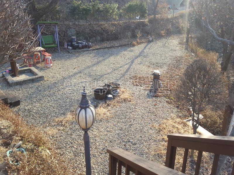 나즈막한 평지에 전망이 탁트인 계곡접한 전원주택입니다._15