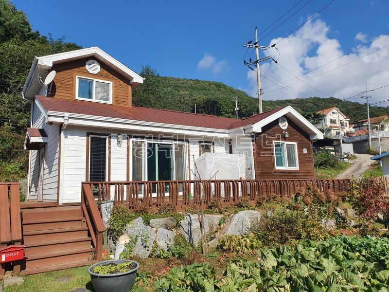 2차선에서 접근성좋고 산밑의 아담한 전원주택입니다._3