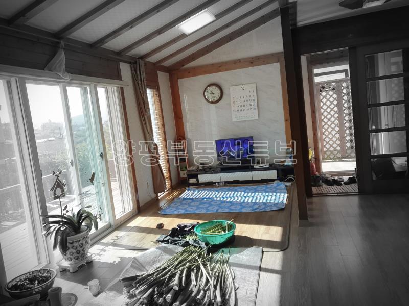 2차선에서 접근성좋고 산밑의 아담한 전원주택입니다._20