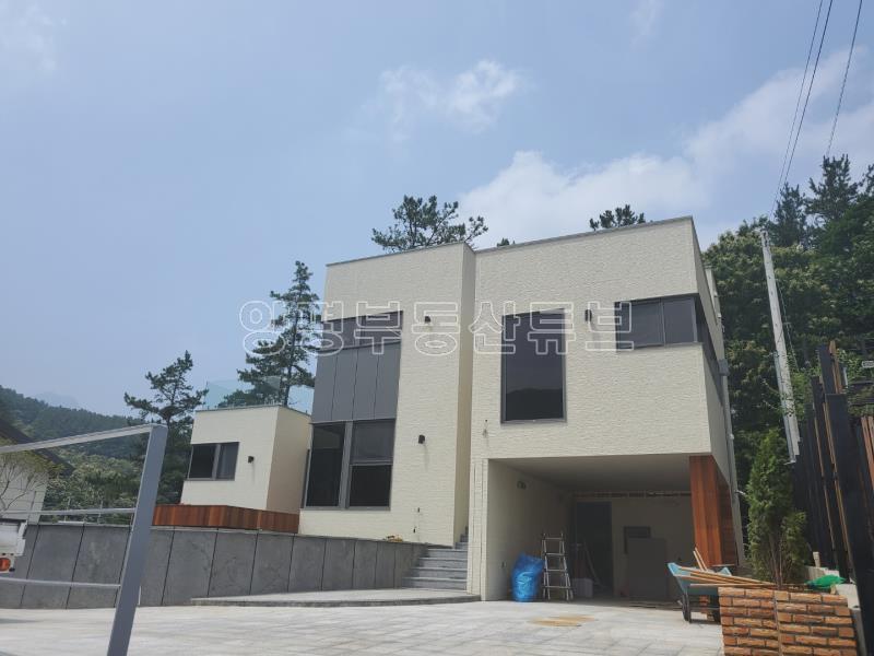 산세가 예쁜 마을에 위치한 주택입니다._5