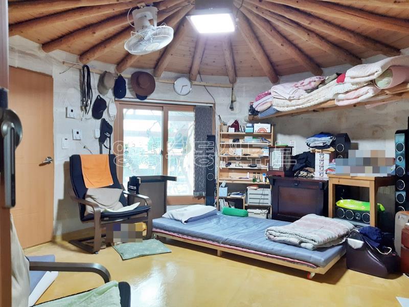 산밑 한적한 곳으로 아신리 땅 넓은  전원주택_18