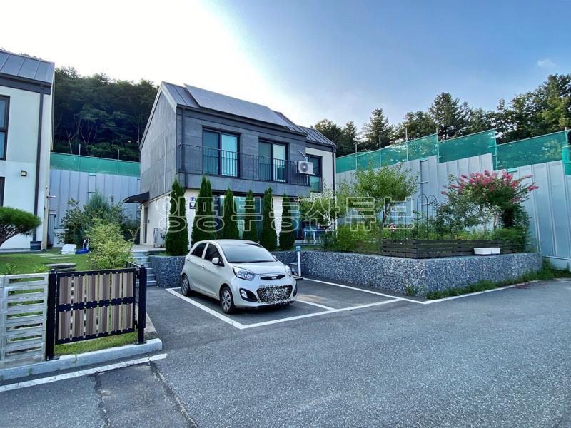 숲으로 둘러쌓은 조용하고 깨끗한 전원마을 내 주택_16