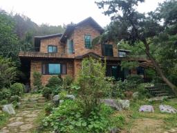숲으로 둘러쌓인 마을의 산자락 끝에 자리한 주택으로 텃밭과 과일나무와 약초들이 있는 곳