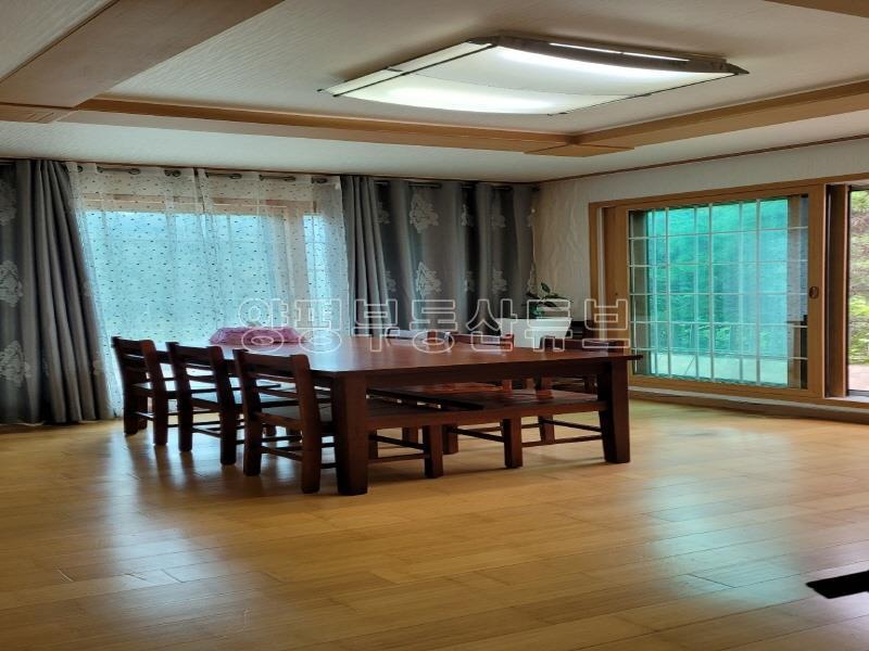 숲으로 둘러쌓인 마을의 산자락 끝에 자리한 주택으로 텃밭과 과일나무와 약초들이 있는 곳_1