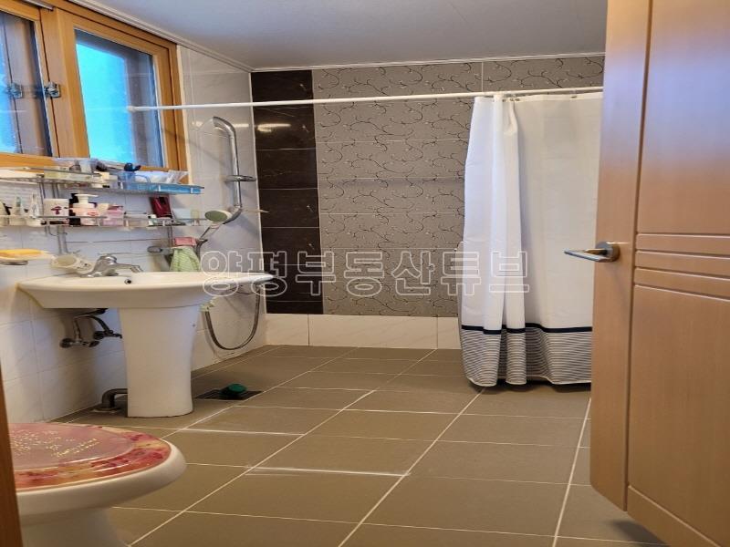 숲으로 둘러쌓인 마을의 산자락 끝에 자리한 주택으로 텃밭과 과일나무와 약초들이 있는 곳_2