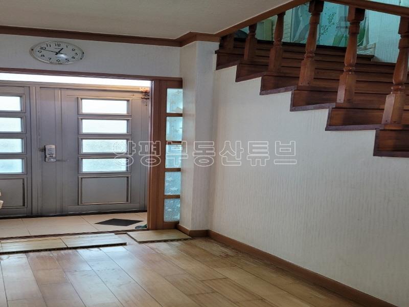 숲으로 둘러쌓인 마을의 산자락 끝에 자리한 주택으로 텃밭과 과일나무와 약초들이 있는 곳_8