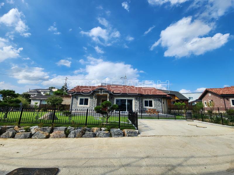 아늑한 마을내 평탄지에 목조로 잘지은 토지 200평, 주택 40평의 단층 전원주택_3