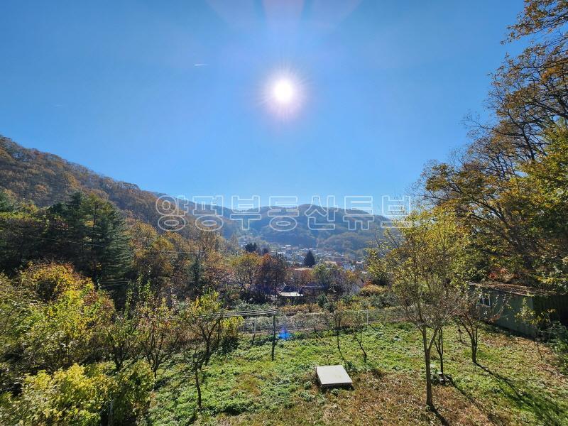 둥근 산 아래 햇살이 모여드는 따뜻하고 평안한 땅과 오래된 집_4