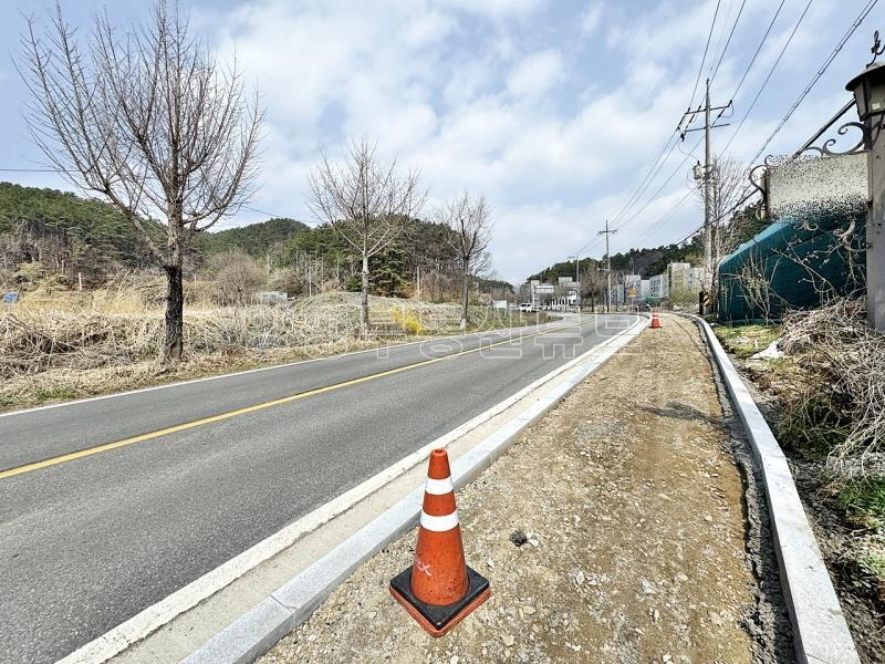 용문산 관광단지 입구 중요 도로 2차선변 터 넓은 근생건물_5