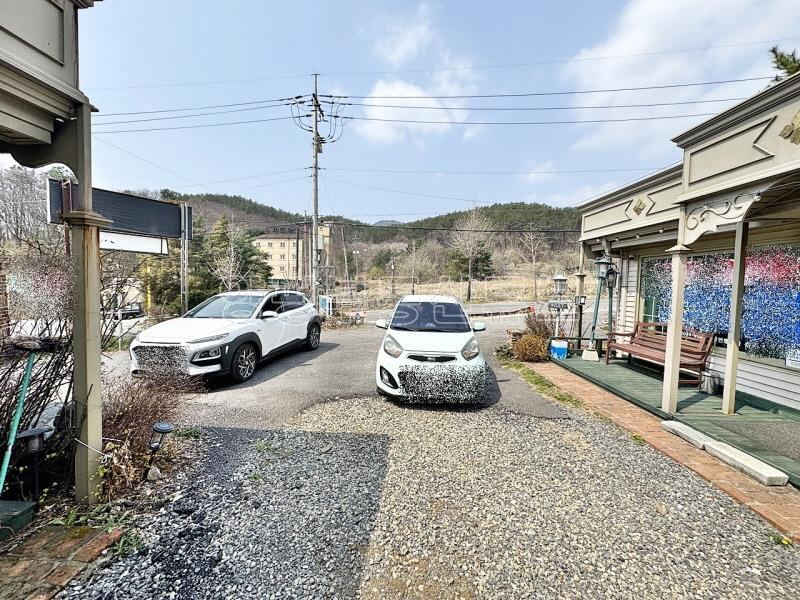 용문산 관광단지 입구 중요 도로 2차선변 터 넓은 근생건물_9