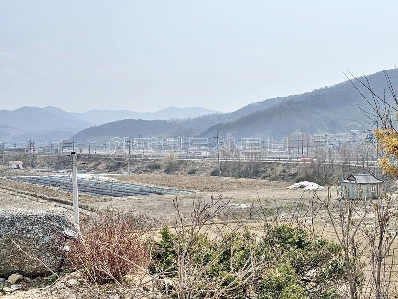 용문산 관광단지 입구 중요 도로 2차선변 터 넓은 근생건물_12