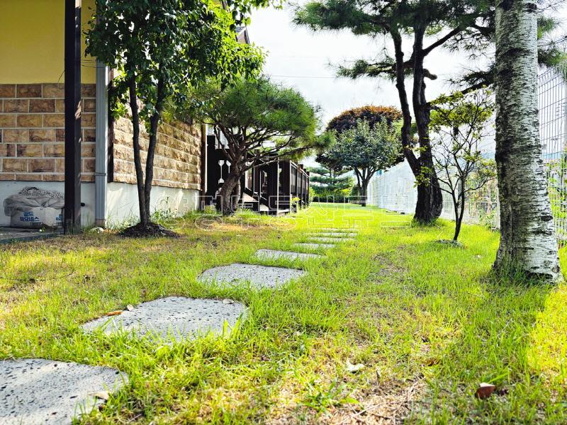 용문초등학교 인근 공도 접하여 땅넓고 정원 잘가꾸어진 예쁜 전원주택_12