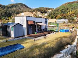 조용하고 한적한 마을의 주말에 평안히 쉴 수 있는 좋은 입지의 전원주택