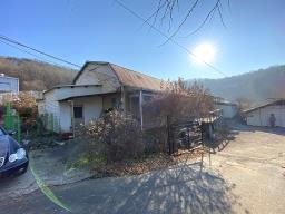 벼락산 아래 500평이 넘는 가격 좋은 넓은 땅의 농가주택