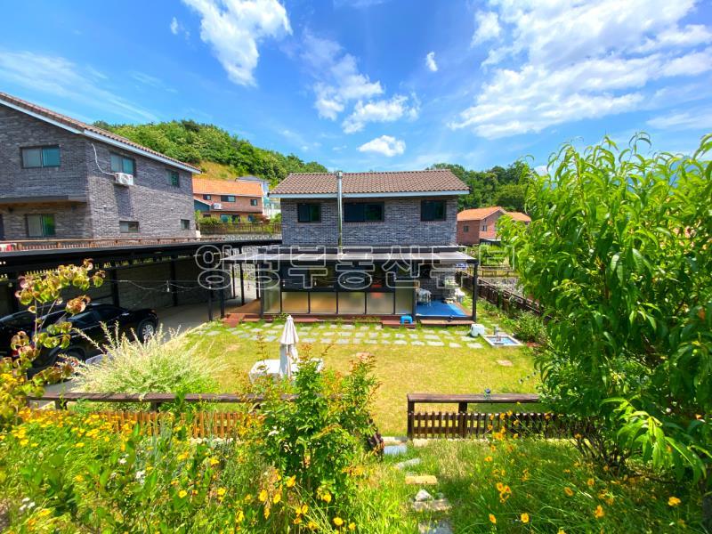 햇살 좋고 전망이 환한 예쁜 집이 많은 단지내 초입에 위치한 전세거주중인 전원주택 매매_1