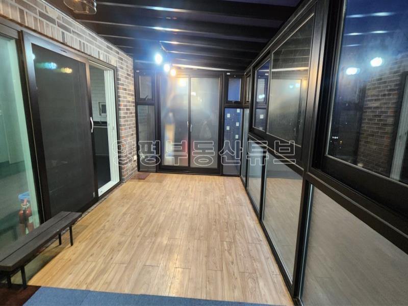 햇살 좋고 전망이 환한 예쁜 집이 많은 단지내 초입에 위치한 전세거주중인 전원주택 매매_3