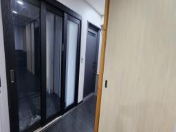 햇살 좋고 전망이 환한 예쁜 집이 많은 단지내 초입에 위치한 전세거주중인 전원주택 매매_썸네일_7