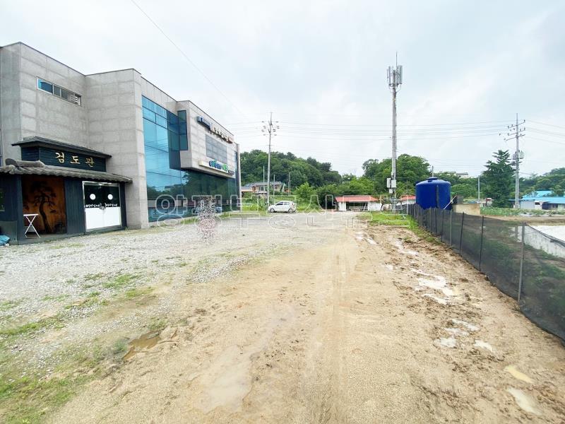 2차선 도로 접근성 좋은 상가건물과 토지_3