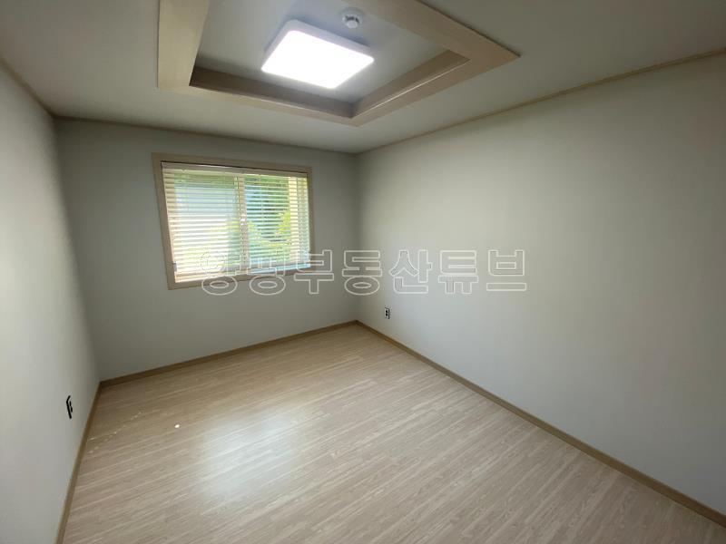 숲으로 둘러쌓인 아득하고 조용한 마을에 잘가꾸어진 전원주택_7