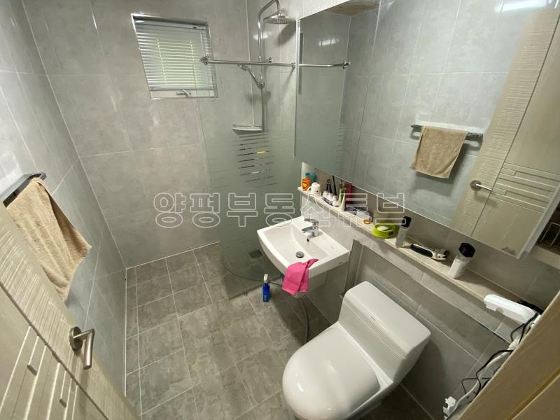 숲으로 둘러쌓인 아득하고 조용한 마을에 잘가꾸어진 전원주택_10