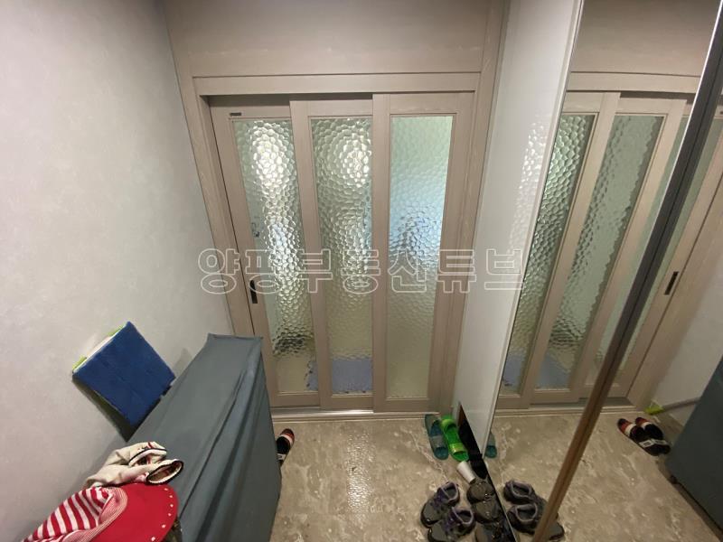 숲으로 둘러쌓인 아득하고 조용한 마을에 잘가꾸어진 전원주택_12