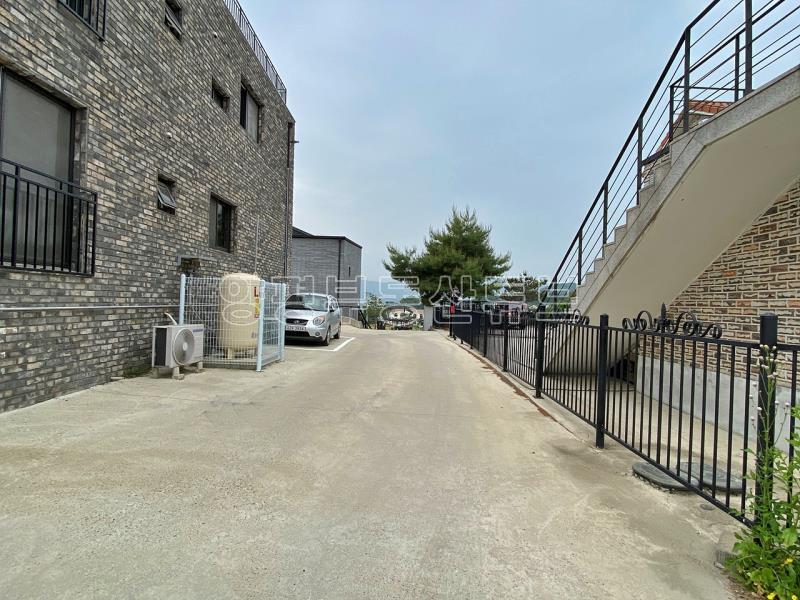 37번 국도 인근 1.2층 별도 출입구 되어 있어 2가구 거주 가능한 주택 매매_12