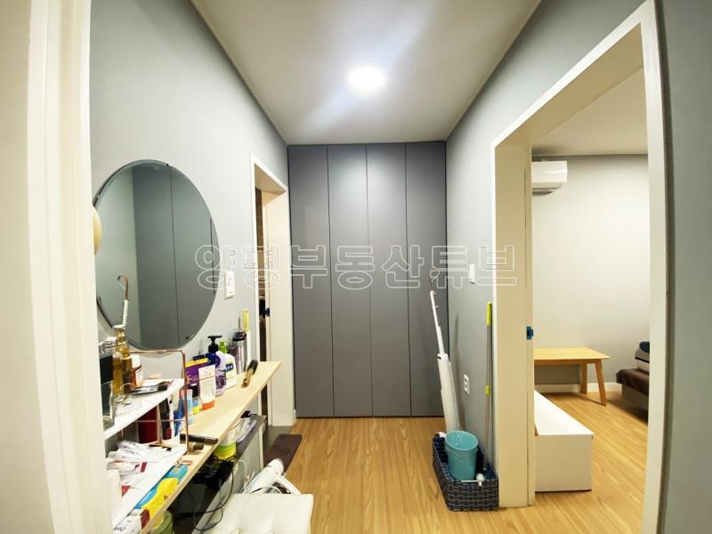 숲으로 둘러쌓여 있고 탁트인 전망과 그림같은 정원을 볼 수 있는 전원주택_7