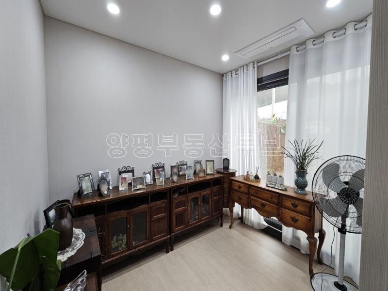 아늑한 숲세권 남향의 햇살 좋은 갤러리 형탱의 전원주택(전세6.5억)_2