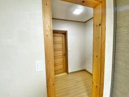 전세! 1.8억 37번 국도 근거 산자락 아래 조용한 입지에 자리한 편백나무 천정 전원주택_썸네일_10