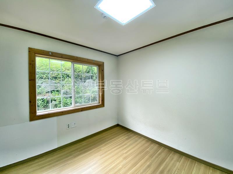 전세! 1.8억 37번 국도 근거 산자락 아래 조용한 입지에 자리한 편백나무 천정 전원주택_12