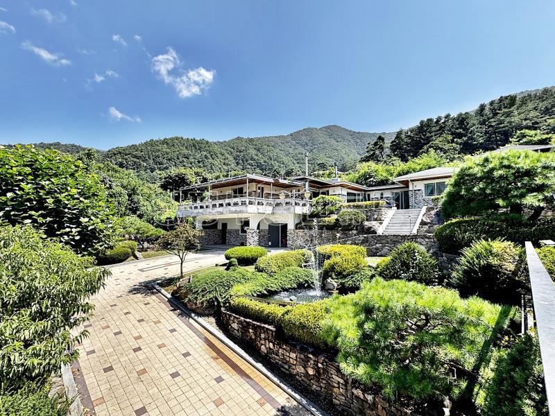 용문산 자락 아래 500평대 넓은 땅과 110평대 대 저택의 아름다운 정원과 풍광이 있는_1