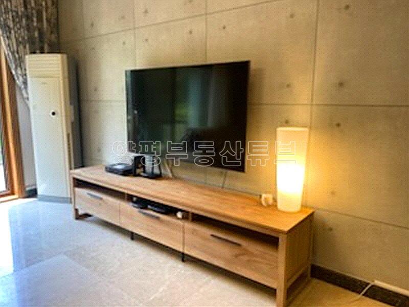 남한강이 보이는 아름다운 뷰와 정원이 넓고 연못도 있는 고급 전원주택_5