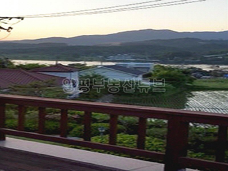 남한강이 보이는 아름다운 뷰와 정원이 넓고 연못도 있는 고급 전원주택_12