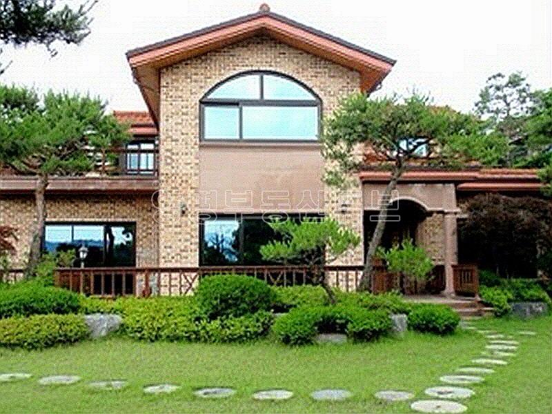 남한강이 보이는 아름다운 뷰와 정원이 넓고 연못도 있는 고급 전원주택_14