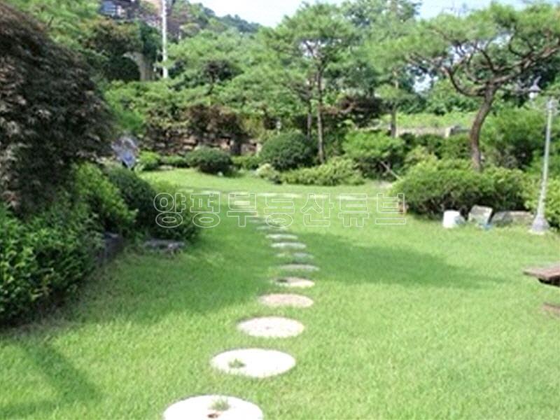 남한강이 보이는 아름다운 뷰와 정원이 넓고 연못도 있는 고급 전원주택_16