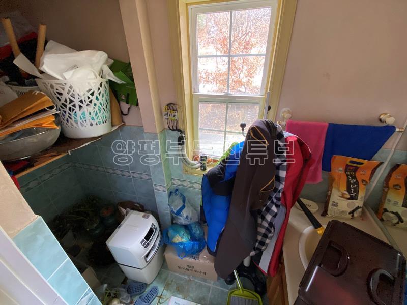 거실에서 남한강이 조망되는 아름다운뷰로 정원이 잘가꾸어진 땅 넓은 전원주택_12