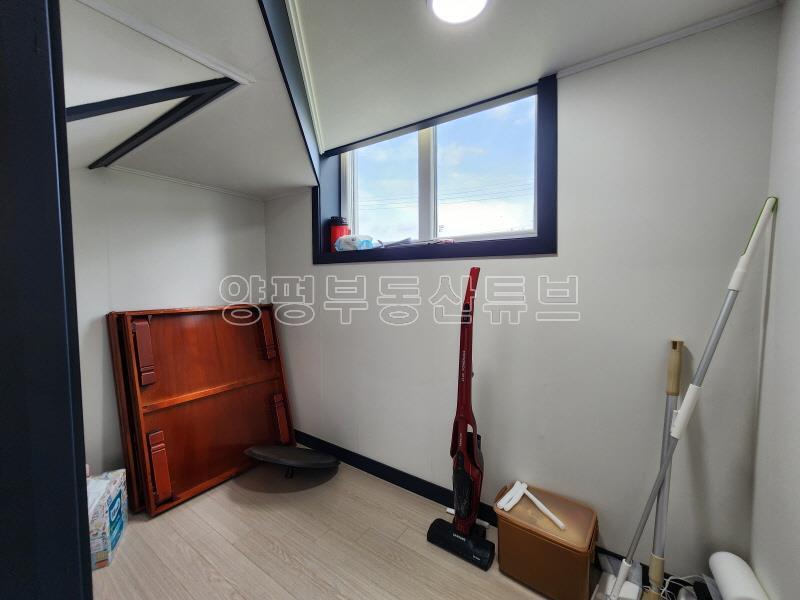 용문 관광단지 가는 길목에 있는 전원주택으로 철콘으로 잘지은 거실 천정 높은 집(전세2.8_5