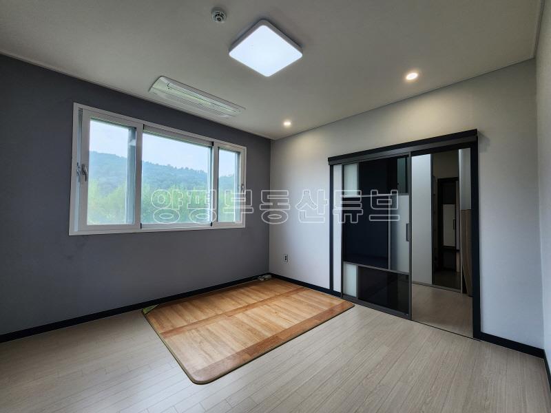 용문 관광단지 가는 길목에 있는 전원주택으로 철콘으로 잘지은 거실 천정 높은 집(전세2.8_11