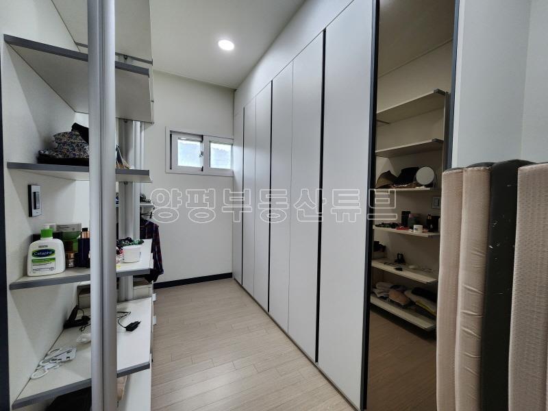 용문 관광단지 가는 길목에 있는 전원주택으로 철콘으로 잘지은 거실 천정 높은 집(전세2.8_12