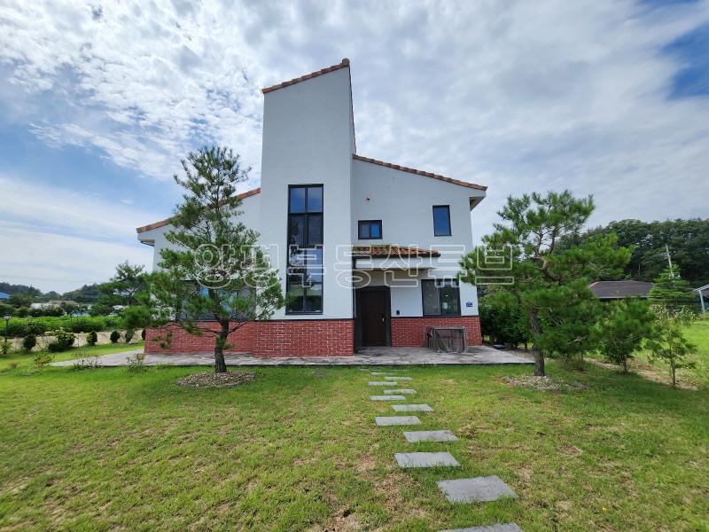용문 관광단지 가는 길목에 있는 전원주택으로 철콘으로 잘지은 거실 천정 높은 집(전세2.8_21