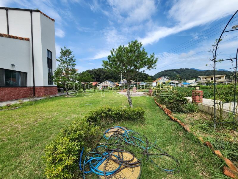 용문 관광단지 가는 길목에 있는 전원주택으로 철콘으로 잘지은 거실 천정 높은 집(전세2.8_22