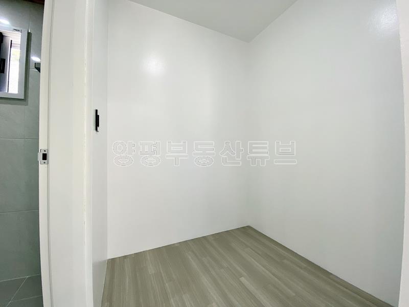 숲으로 둘러쌓인 조용한 마을 상단 산 아래 위치한 저렴한 신축 근생 전원주택_10