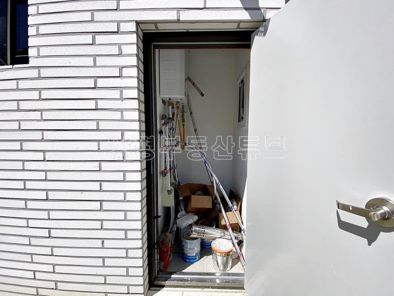 숲으로 둘러쌓인 조용한 마을 상단 산 아래 위치한 저렴한 신축 근생 전원주택_16