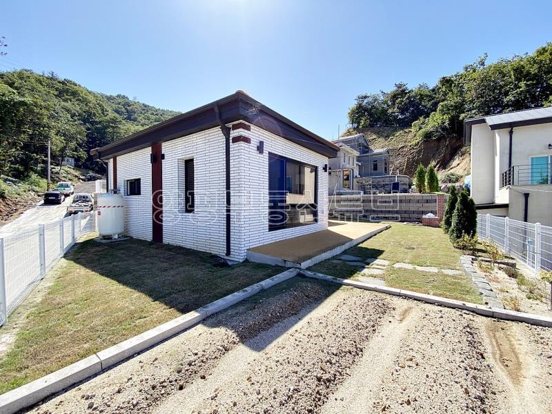 숲으로 둘러쌓인 조용한 마을 상단 산 아래 위치한 저렴한 신축 근생 전원주택_22