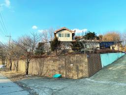 2차선 도로 접근성 좋으며, 300평대의 넓은 토지와 산