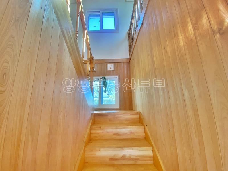 숲으로 둘러쌓인 한적하고 조용한 마을의 햇살 좋은 곳에 위치한 전원주택_11